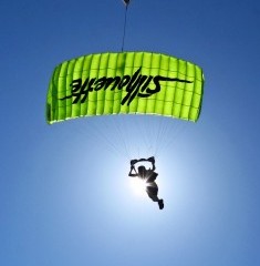 Un parachutiste dans l'axe du soleil