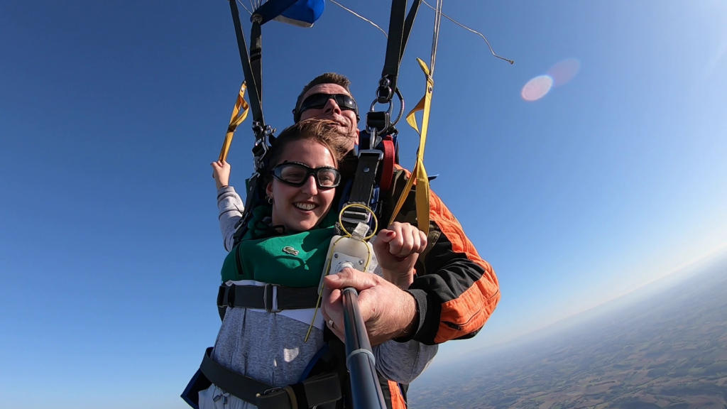 Jeune femme pilotant le parachute